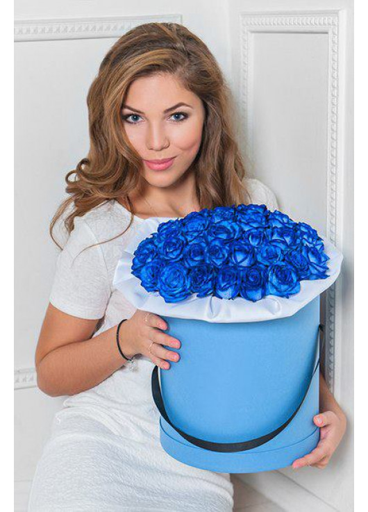 Блакитна троянда у капелюшної коробці
