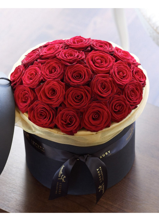 35 червона троянда у капелюшної коробці