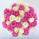 Рожеві та біли троянди у капелюшної коробці