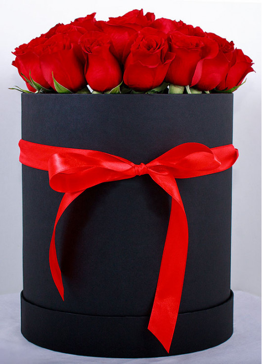 19 червоних троянд у капелюшної коробці