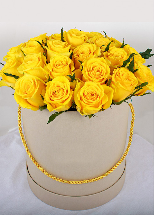 39 жовта троянда у капелюшної коробці