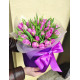 Фіолетовий тюльпан у капелюшної коробці