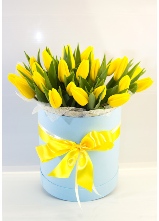 25 жовтих тюльпанів у капелюшної коробці