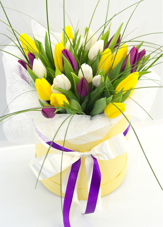 25 жовтих тюльпанів у капелюшної коробці