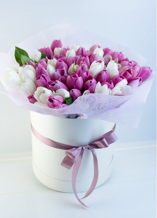 Білі та рожеві тюльпани в коробці