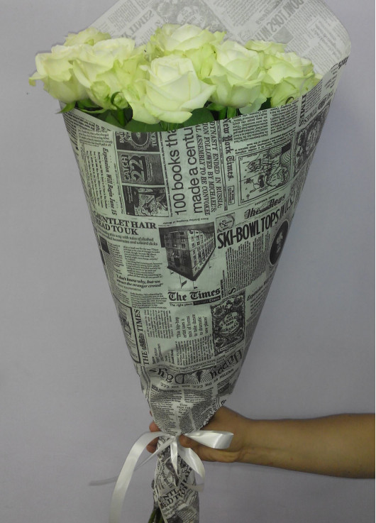 Троянди в газетному папері
