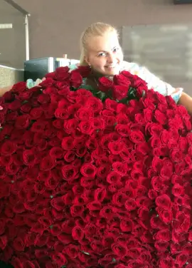 777 червоних троянд