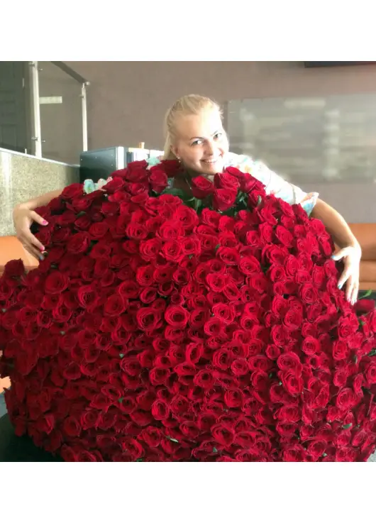 777 червоних троянд