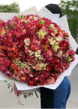 Величезний букет диких орхідей
