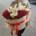 Великий кошик з трояндами та орхідеями