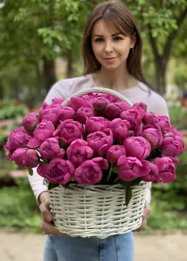 Кошик яскравих півоній Дніпро