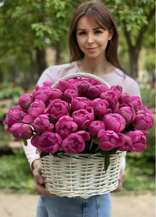 Кошик яскравих півоній Дніпро