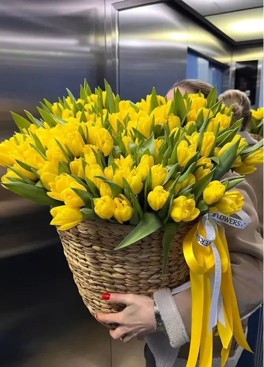 Букет із 201 жовтих тюльпанів у плетеному кошику люкс