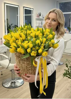 Букет із 201 жовтих тюльпанів у плетеному кошику люкс