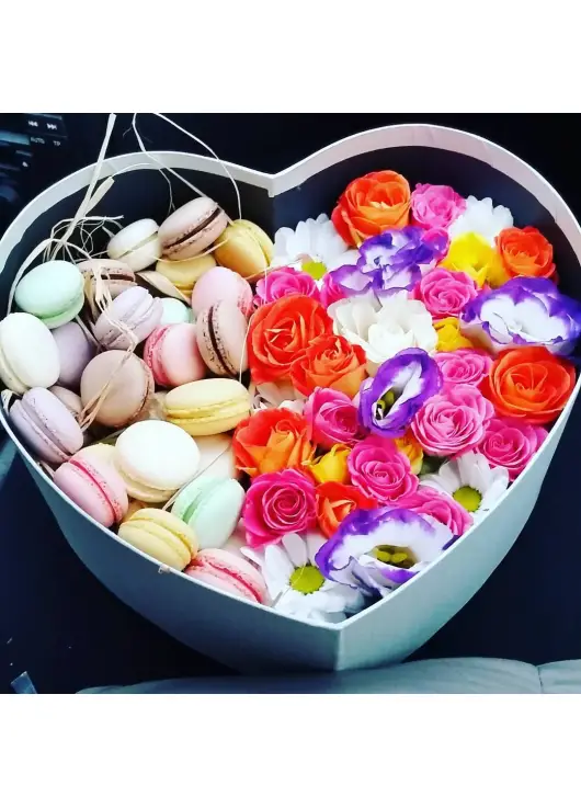 ХІТ року ! Квіти в коробці з печивом MACAROON