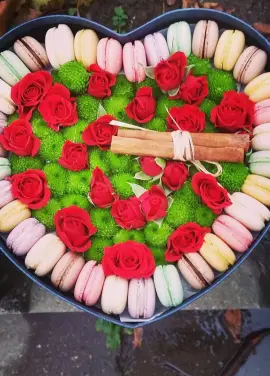 ХІТ року ! Квіти в коробці з печивом MACAROON