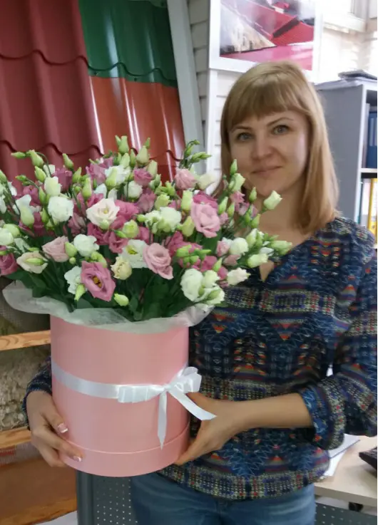 Рожева еустома у коробці
