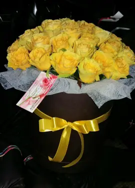39 жовта троянда у капелюшної коробці