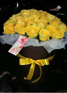 39 жовта троянда у капелюшної коробці