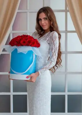 51 червона троянда у капелюшної коробці