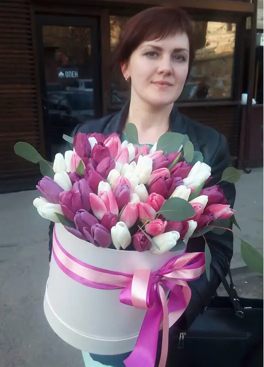 Білі та рожеві тюльпани в коробці