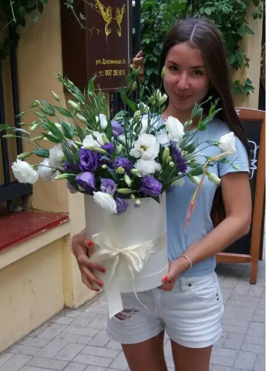 Квітковий мікс у капелюшної коробці