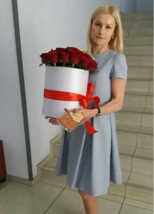 51 червона троянда у капелюшної коробці