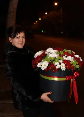 Квітковий мікс у капелюшної коробці
