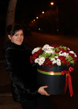 Квітковий мікс у капелюшної коробці