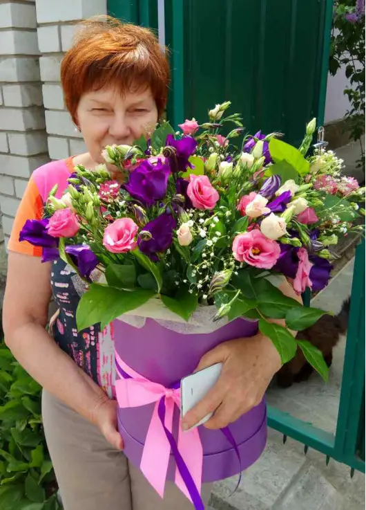 Квітковий мікс у капелюшної коробці