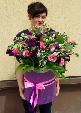 Рожева еустома у коробці