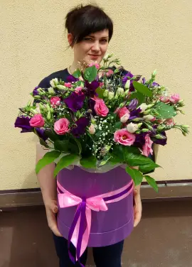Рожева еустома у коробці