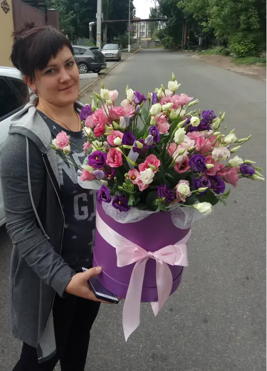 Рожева еустома у коробці