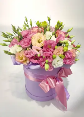 Рожева еустома у коробці