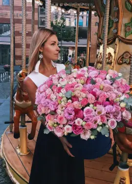 Розкішна коробка з трояндами та евстома
