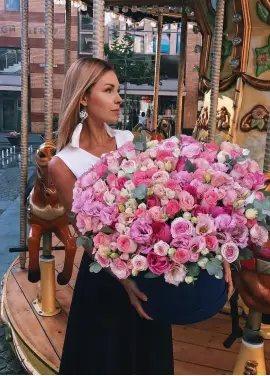 Розкішна коробка з трояндами та евстома