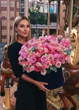 Розкішна коробка з трояндами та евстома