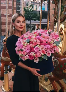 Розкішна коробка з трояндами та евстома