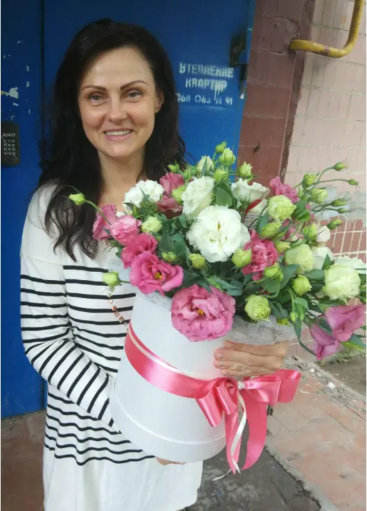 Рожева еустома у коробці