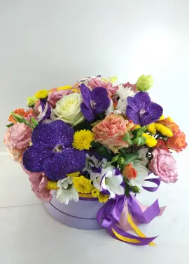 Квітковий мікс у капелюшної коробці