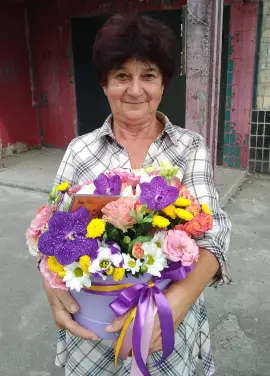 Квітковий мікс у капелюшної коробці