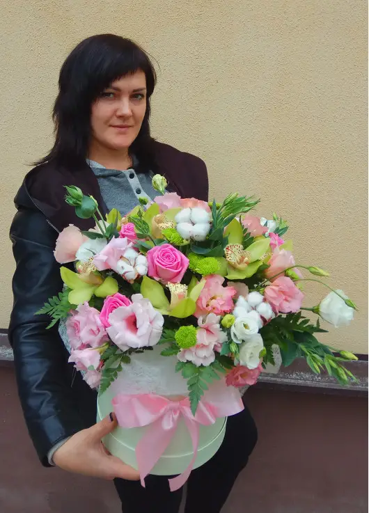 Квітковий мікс у капелюшної коробці