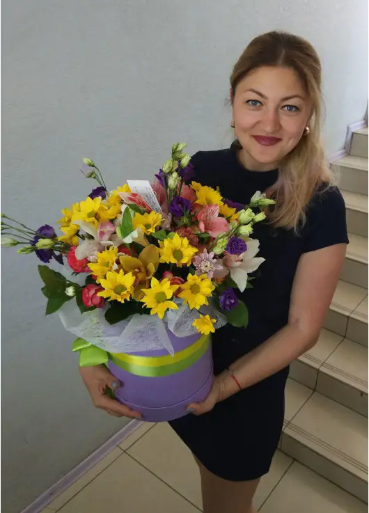Квітковий мікс у капелюшної коробці