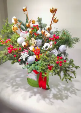 Новорічна коробка Happy New Year з квітами та ялинками