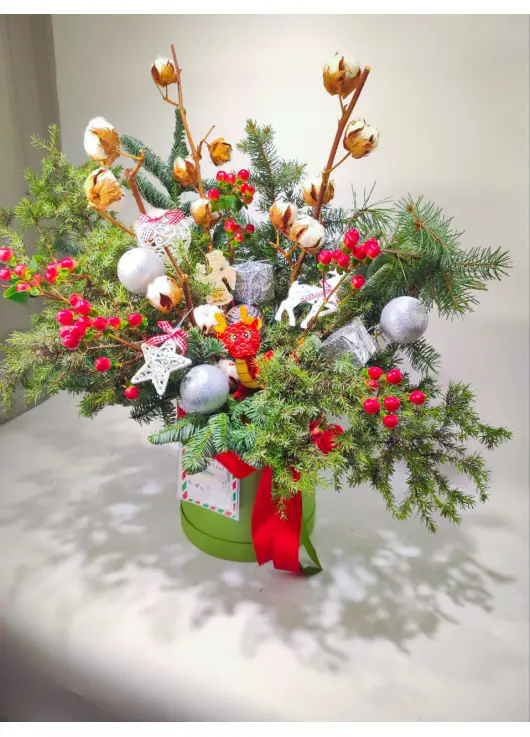 Новорічна коробка Happy New Year з квітами та ялинками Новорічна коробка Happy New Year з квітами та ялинками