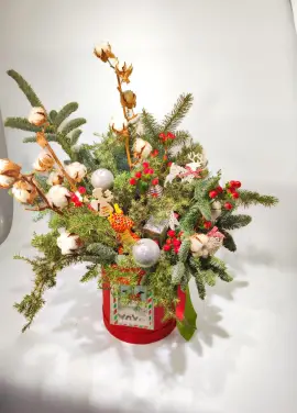 Новорічна коробка Happy New Year з квітами та ялинками