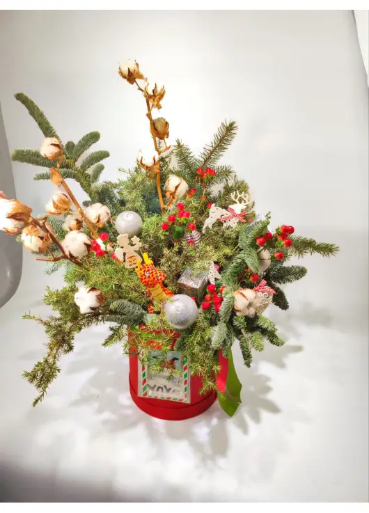 Новорічна коробка Happy New Year з квітами та ялинками Новорічна коробка Happy New Year з квітами та ялинками