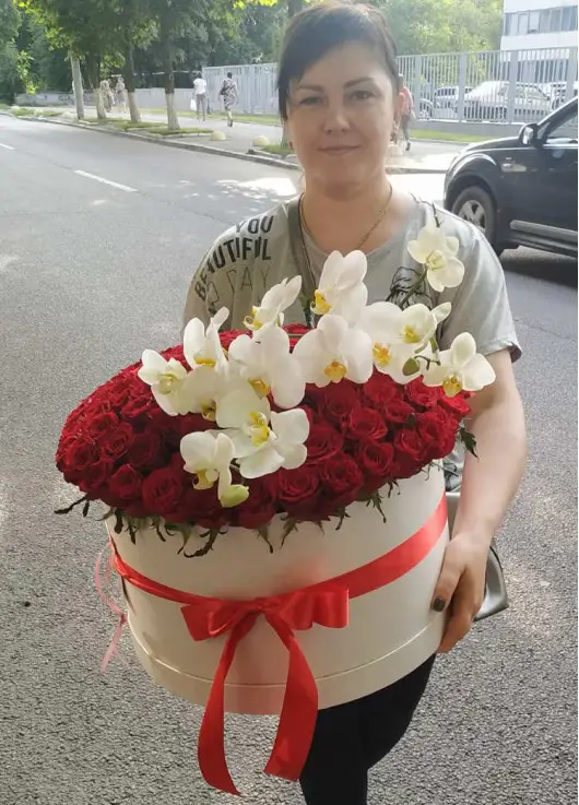 Орхідея та 101 троянда у коробці