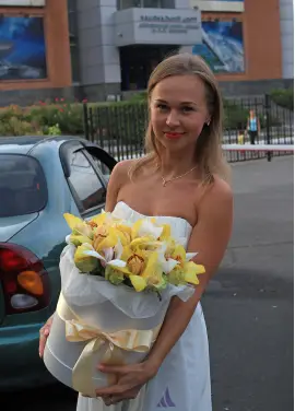 Орхідея та троянди у коробці