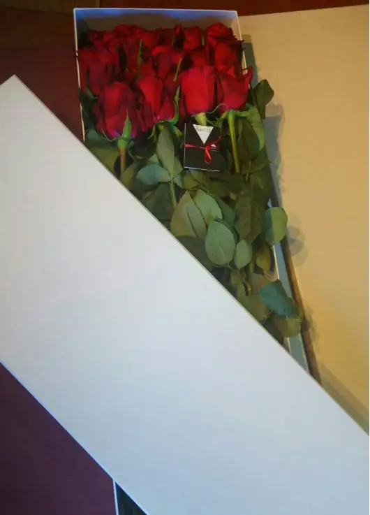 19 червоних троянд у капелюшної коробці